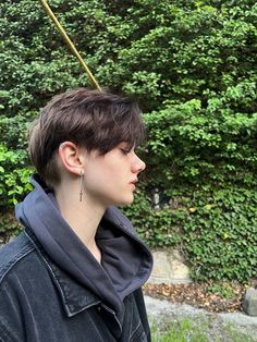 Short Androgynous Haircut Straight Hair, Guys With Straight Hair, Short Tomboy Haircut, Non Binary Haircuts, Messy Hair Boy, Tomboy Haircut, Androgynous Haircut, Undercut Long Hair