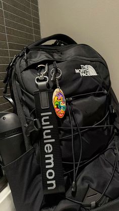 Black Borealis Backpack, Backpack College Aesthetic, Backpacks With Keychains, Black North Face Backpack Aesthetic, Lulu Backpack Aesthetic, Borealis Backpack Aesthetic, The North Face Borealis Backpack, The North Face Backpack Aesthetic, Backpack Keychains Aesthetic