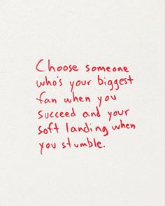 a handwritten note with the words choose someone whos your biggest fan when you proceed and your soft landing when you stumble