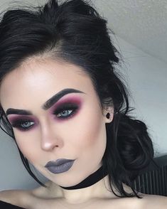 Rock Eyeshadow, Maquillage Goth, Witchy Makeup, Vampire Makeup, Witch Makeup, Halloween Eye Makeup, Halloween Eyes, Halloween Tattoo