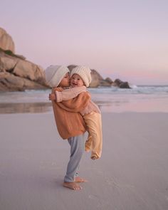 Siblings Portraits, Sibling Beach Pictures, Sibling Photo Ideas, Sibling Photos, Beach Family Photos, Beach Kids, Boy Mom, Kids Pictures, Family Photoshoot