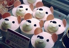 there are many cupcakes that look like bears