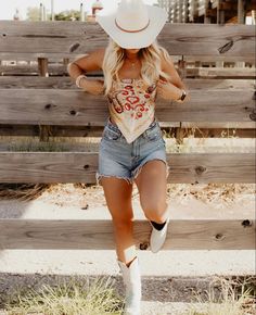 Poses With Cowgirl Hat, Vaquera Senior Pictures, Fancy Country Concert Outfit, Cute Cowgirl Concert Outfits, Hot Cowgirl Outfit Summer, Cowgirl Photoshoot Ideas Outfit, Poses With Hats Picture Ideas, Western Photo Poses, Cowgirl Shorts Outfits