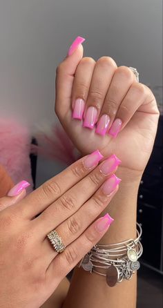 Bubble Gum French Tip Nails, Short Acrylic Nails Birthday Set Pink, Birthday Nails Inspo Short Pink, Pink Acrylic Nails Coffin Short, Different Types Of French Tip Nails, Pink Shirt With Jeans Outfit, Medium Acrylic Nails Square, Short Pink French Tip Nails, Pink French Tips