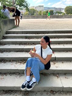 Paris outift, paris, cute outfit, ribbon hairstyles, maxi denim skirt, baggu black bag, ice cream, eiffel tower Baggu Outfits Ideas, Ice Cream Date Outfit Casual, Denim Skirt Aesthetic, Denim Bag Outfit, Mexico City Street Style, Bag Ice Cream, Summer Outfits Baddie, Baddie Ideas, Outfits Baddie