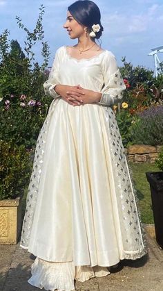 White Anarkali Frock, White Frock Suit Design, White Desi Outfit, White Frock Suit, White Ethnic Dress, Dresses Casual Pakistani, White Pishwas, Frock For Wedding, Long Frok