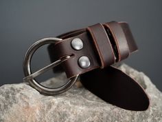 Hergestellt in Italien Vollkorn Schwarz Ledergürtel Antike Silber Finish Kreis Schnalle BLACK CIRCLE BELT SILBER Wir realisieren alle unsere Artikel mit erstklassigen italienischen Vollnarbenleder und Made in Italy Hardware. Die Qualität und Langlebigkeit unserer Kreationen hat uns dazu gebracht, nur die besten Rohstoffe für unsere Produkte auszuwählen. Dieser Gürtel ist aus schwarzem Vollrindleder gefertigt. Die Schnalle hat einen abgenutzten Effekt, um dem Gürtel einen einzigartig aussehenden Effekt zu verleihen, während die Nieten alle aus massivem Messing mit Antiksilber-Finish bestehen, um das Leder im Laufe der Zeit nicht zu beschädigen. EIGENSCHAFTEN - Handgefertigter Artikel; - Hergestellt in Italien; - 100% pflanzlich gegerbtes Leder; - Hardware: massives Messing, verschweißte Met Circle Belt, Brown Leather Bracelet, Red Circle, Black Circle, Black Leather Bracelet, Brown Leather Belt, Leather Conditioner, Leather Design, Vegetable Tanned Leather