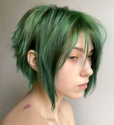 ig heykrls Odd Hair Colors, Cute Short Wavy Haircuts, Green Hair Strands, Short Hair With Long Pieces, Cool Hair Dies Ideas, Multi Green Hair, Quirky Short Hairstyles, Tomboy Tails Hairstyle, Tomboy Twintails Haircut