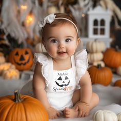 👻 Make your little one's 1st Halloween extra special with our Personalized Halloween Baby Costume! Crafted from premium white muslin of cotton 100%, this adorable baby girl romper features a charming ghost face that will bring smiles to everyone who sees it. Perfect for newborns and toddlers alike, this versatile costume is designed to be both comfortable and stylish. 🎃 HEADBAND 🎃 as gift! 🎃 CUSTOM NAME EMBROIDERY 🎃 Personalize the romper with your baby's name, making it a unique keepsake f Halloween Costume For Baby Girl, Halloween Photoshoot Baby, Halloween Baby Photoshoot, Baby Holiday Photos, Photo Bb, Newborn Halloween Costumes, First Birthday Outfit Girl, Newborn Halloween, Baby Costumes Girl