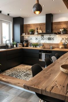 Black And White Kitchen Wood Countertops, White Dark Wood Kitchen, Cinnamon Slate Kitchen, Wood And Black House Decor, Cozy Modern Kitchen Ideas, Black White Wood Home Decor, Kitchen Decor Black And Wood, White Dark Brown Kitchen, Black White Neutral Kitchen