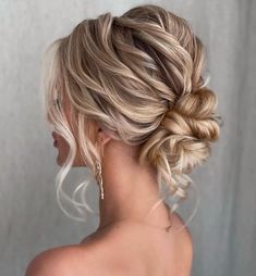 Bride Hairstyles For Mid Length Hair, Midi Updo Hairstyles, Bridesmaid Hair Loose Updo, High Updo Medium Length Hair, Messy Updo Wedding Short Hair, Wedding Hairstyles Medium Length Fine Hair, Wedding Hair For Medium Length Fine Hair, Formal Hair Ideas Medium Length, Bridesmaids Hairstyles Up