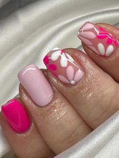 short pink and hot pink nails with flowers Unghie Nail Art, Pink Gel Nails, Hot Pink Nails, Simple Gel Nails, Floral Nails, Fancy Nails, Short Acrylic Nails