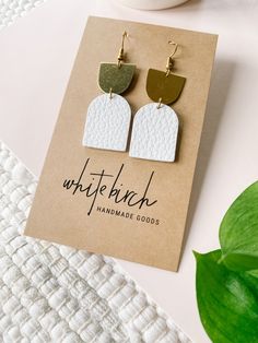 We're a sucker for any white leather & brass combo earrings, but these are a lovely smaller size! Modern and chic, like all our earrings! •••••••••••••••••••••••••••••••••••••••••••••••••••••••••••••• • ORDERING • These leather earrings measure approx 3/4" wide, 2 1/2" drop with hook. These earrings come with raw brass ear wires or 14K gold fill hooks, and feature raw brass accents. Please note raw brass will naturally oxidize over time, creating a beautiful vintage like patina on your earrings. Earrings Leather Diy, Faux Earring Ideas, Fall Leather Earrings, Leather Earrings Ideas, Leather Cricut, Earring Party, Fall Leather, Cork Earrings, Diy Leather Earrings