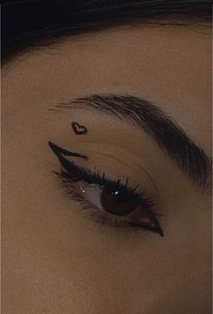 Natural Eyeliner Look, Modern Eyeliner, Bold Eyeliner Looks, Cat Eye Eyeliner Tutorial, Beginner Eyeliner, Easy Eyeliner Tutorial, Eyeliner Tutorials, Eyeliner Trends, Creative Eyeliner