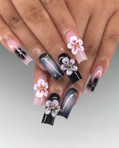 Rehaussez votre style avec ce superbe ensemble d'ongles à presser floral 3D noir et rose, conçu pour celles qui recherchent l'élégance et l'audace dans leur nail art. Cet ensemble associe un effet ombré saisissant, de délicats accents floraux et des détails 3D complexes, parfaits pour faire sensation. Caractéristiques principales : 1. Motif ombré noir et rose : Les ongles présentent un effet dégradé noir et rose sophistiqué, créant un beau dégradé qui respire l'élégance et la modernité. Cette combinaison de couleurs est parfaite pour un look glamour polyvalent de jour comme de nuit. 2. Accents floraux 3D complexes : Chaque ongle est orné de grandes fleurs 3D fabriquées à la main qui ajoutent de la profondeur et du caractère unique à l'ensemble. Les détails floraux sont magnifiquement peint Orchid Nails Square, Black Flower Nails, Pink Ombre Nails, Unique Acrylic Nails, Bling Acrylic Nails, Pink Nail, Pink Acrylic Nails