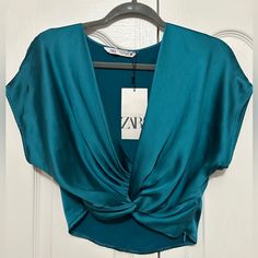 Silky Dark Teal Crop Top Brand: Zara. Size: Small Looks Very Low V, But Doesn’t Drop As Much When Worn And Covers The Girls Well. Zipper On Side. New With Tags, Never Worn. Teal Outfit Ideas, Teal Clothes, Teal Crop Top, Teal Outfits, Silk Crop Top, Teal Blouse, Wardrobe Wishlist, Teal Top, Soft Autumn