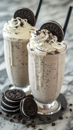 Oreo Milkshake Recipe (3 Ingredients) - Insanely Good Milkshake Cookies And Cream, Cute Milkshakes, Yummy Dessert Recipes Homemade, Food And Drink Recipes Easy, Food Recipes For Dessert, Recipes With Whipped Cream, Cookies N Cream Milkshake, Fun Food To Make, Yummy Food Pictures