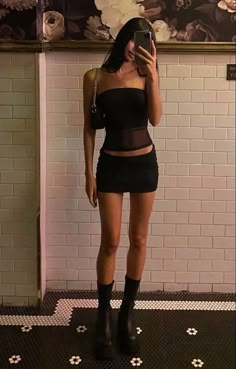 Elegantes Party Outfit, Black Mini Skirt Outfit, Outfit Night Club, Black Skirt Outfits, Rok Mini, Party Outfits Night, Fest Outfits, European Summer Outfits, Clubbing Outfits