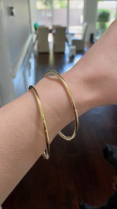 Simple Gold Bangles Designs For Women, Simple Bangles Design, Classic Bracelets Women, Everyday Gold Bangles Indian, Gold Bangles Design Simple, Gold Bangles Design Indian, Indian Bracelets Gold, Gold Simple Bangles, Bangle Bracelets Gold Simple For Women