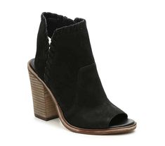 Wardrobe Staples: Easy Pieces That Work During Transition Seasons #boots #womensfashion #shoes Closet Clothes, Favorite Shoes, Club Ideas, Clothing Sites, Stylish Boots, Comfortable Sneakers, Vince Camuto Shoes, Shoes Shoes, Shoe Game