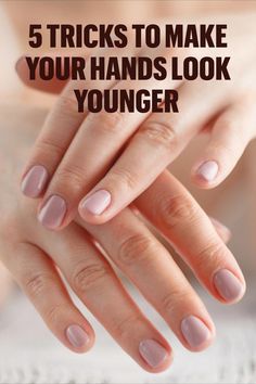 It is said that hands and cleavage reveal real age. How good that you can cheat a little with these five tricks and conjure up your hands a few years younger. Wrinkles Hands, Anti Aging Hands, Anti Aging Remedies, Wrinkle Remedies, How To Grow Your Hair Faster, S Alphabet, Body Hair Removal