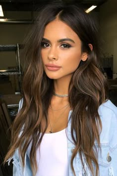 Dark Brown And Carmel Hair, Natural Hair Color Ideas For Brunettes, Brunette Balayage Hair Straight, Minimal Highlights, V Cut Hair, Carmel Highlights, Themes Wedding, Colors Wedding