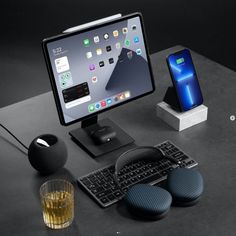 Hacks For School, Aesthetic Hombre, Ipad Setup, Desktop Gadgets, Computer Gadgets, Home Studio Setup, Desktop Setup, Apple Technology, Study Organization