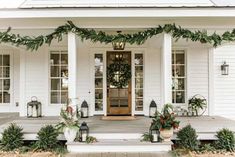 40  Farmhouse Christmas Porches to Sleigh Your Holiday Style! Christmas Lights Outside, Seaside Cottage