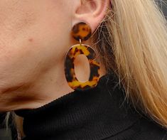 USE: These large brown and black tortoise acetate clip on earrings make a great retro 60's vintage style statement! These large geometric clip on earrings are highly lightweight ! MATERIALS: They feature amber tortoise shell cabochon and a hollow oval pendant. SIZE: Length: 70 mm (2.76 in) YOU MAY ALSO LIKE: Shorter and rectangle: www.etsy.com/listing/1431626059 www.etsy.com/shop/UneDemiLune?ref=seller-platform-mcnav&section_id=21239593 Shell Clip, Black Tortoise, Oval Pendant, Style Statement, Retro Stil, Pierced Ears, Tortoise Shell, Style Retro, Clip On