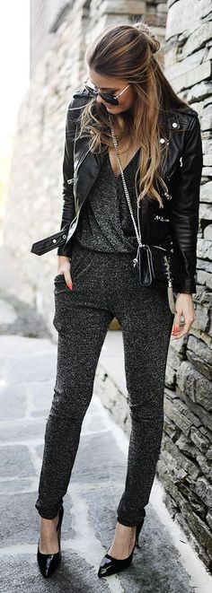 Jumper de tela suave, yo cambiaría los tacones por unos tenis Stil Rock, Casual Chique Stijl, Look Grunge, Chique Outfit, Rock Outfit, Eve Outfit, Cute Spring Outfits, New Years Eve Outfits, Outfit Trends