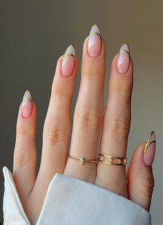 french manicure nails with gold trim. new years eve nails. gold nail art. claw nails nude classic. wedding nails. Almond Nails Buchifresa, Subtle Nails, Minimal Nails, Casual Nails, Work Nails, Hot Nails, Elegant Nails, Gold Nails