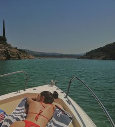 Boat Ig Pics, Summer On A Boat, Boat Poses Instagram Bikinis, Small Boat Aesthetic, Pontoon Aesthetic, Pontoon Boat Aesthetic, Summer Boat Pictures, Boat Pictures Ideas