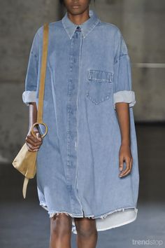 Oversized Shirt Dress by MM6 Maison Martin Margiela Spring/Summer 2015 Cloth Photography, Moda Denim, Mode Kimono, Oversized Shirt Dress, All Jeans, 2016 Trends, Denim Day, Neue Outfits, Outfit Jeans