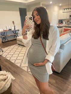 Petite Pregnant Women Outfits, Pregnant Tshirt Outfit, Pregnant Business Casual, Date Night Maternity Outfit, Bump Fashion Summer, Baby Bump Style Summer, Outfits For Pregnant Women, Bump Fits, Bump Fashion