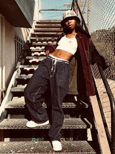 Fashion inspiration, hip hop style. #aesthetic #hiphopstyle #hiphop #hiphopfashion #fashion #inspiration #moda #explore Midsize 90s Outfits, 90s Hip Hop Outfits, Chica Hip Hop, Look Hip Hop, Looks Hip Hop, Goth Outfit, 90s Inspired Outfits, Midsize Outfits, Colorful Outfits