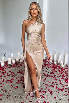 Vestidos Para Baby Shower, Pleated Satin Dress, Pleated Fashion, Evening Dresses With Sleeves, Dresses Formal Elegant, Elegant Maxi Dress, Dress Sleeve Styles, Backless Maxi Dresses, Satin Maxi