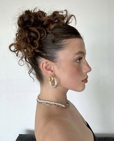 On Top Of Head Hairstyles, Short Hair For Prom Ideas, Messy Curled Updo, Short Hair Styles Formal Prom, Cute Hairstyles Mid Length, Curly Loose Bun, Nye Curly Hairstyles, Intricate Hairstyles For Long Hair, Nye Hairstyles Curly Hair