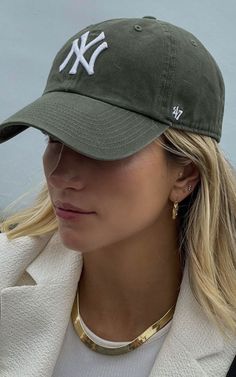 New Era Cap Outfit Woman Style, Trendy Baseball Hats, New York Yankees Hat Outfit, Cap Women Outfit