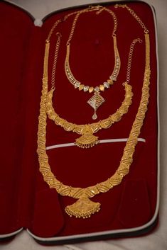 Bridal Jewellery Design, Beautiful Gold Necklaces, Handmade Gold Jewellery, Jewelry Set Design, Gold Bridal Jewellery Sets, Bridal Diamond Jewellery, Real Gold Jewelry, Indian Jewellery Design Earrings