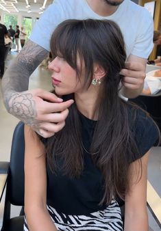 #cortesdecabelo #cabelosdivos Low Ponytail Bangs, Wispy Thick Bangs, Bangs Split In Middle, Black Hair Vibes, Haircut With Wispy Bangs And Layers, Thick Fringe Bangs Long Hair, Thick Long Hair With Bangs, Long Bob With Fringe Round Faces, Elegant Shag Haircut