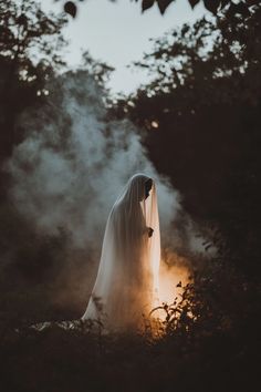 Spooky Photo Shoot Ideas, Halloween Shoot Ideas, Halloween Themed Photoshoot, Spooky Photo Shoot, Spooky Halloween Photoshoot, Spooky Photoshoot Ideas, Halloween Costume Photoshoot, Haunting Photography