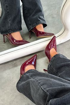 Pointed Shoes With Jeans, Outfits With Pointed Toe Heels, How To Style Red Flats, Pointed Toe Kitten Heels Outfit, Kitten Heels And Jeans, Red Heel Outfit, Slip On Heels Outfit, Pointed Heels With Jeans, Pointed Toe Heels Outfit Jeans