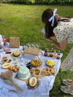 17 Aesthetic Birthday Picnic Party Ideas For The Best Time Birthday Picnic Brunch, Cottagecore Aesthetic Picnic, Picnic Set Up, Picnic Aesthetic Ideas, Aesthetic Picnic Ideas, Birthday Picnic Party, Cottagecore Picnic