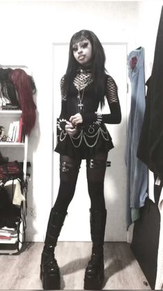 Gothic Emo Fashion, Goth Fashion Female, Goth Rockstar Outfits, Gothic Baddie Outfits, Alternative Goth Outfits, Fem Goth Outfits, Emo Club Outfit, Goth Rock Outfits, Trad Goth Outfit Ideas