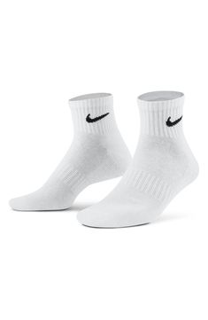 Power through your workout with the Nike Everyday Cushioned Socks. The thick terry sole gives you extra comfort for footdrills and lifts, while a ribbed arch band wraps your midfoot for a supportive feel.Sizing in Men's Shoe Sizes: M=6-8, L=8-12, XL=12-15 Nike Socks Women, Nike Ankle Socks, White Nike Socks, Nike Basketball Socks, Black And White Nikes, Pretty Shoes Sneakers, Nike Short, Nike Socks, Basketball Socks