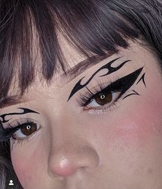 Sukuna Eyeliner, Delineados Egirl, Cool Eyeliner Ideas, Creative Eyeliner Looks, Eyeliner Grafico, Black Graphic Eyeliner, Maquillaje Dark, Graphic Liner Makeup