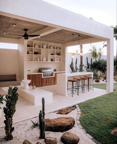 If cooking outside with all the essentials wares at your fingertips is your idea of domestic bliss, then consider building a functional outdoor kitchen of your own that caters to your unique culinary needs. Outdoor Kitchen And Dining, Backyard Oasis Ideas, Backyard Bar, Ideas Backyard, Casa Exterior, Design Exterior, Budget Diy, Backyard Patio Designs, Outdoor Kitchen Design