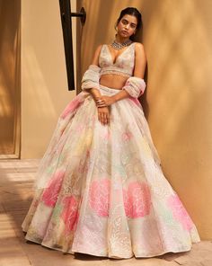 Pastel Lehenga, Jaal Embroidery, Orang India, Seema Gujral, Embroidery Dupatta, Indian Outfits Lehenga, Outfits Indian, Floral Lehenga, Gaun Fashion