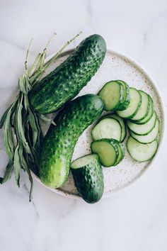 10 Cucumber Face Mask Recipes To Soothe Your Skin Face Brightening Mask, Diy Anti Aging Mask, Face Masks Skin Care, Face Masks Skin, Cucumber Beauty, Cucumber On Eyes, Diy Wellness