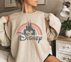 Disney Rainbow Castle Sweatshirt, Disney Vintage Sweatshirt Rainbow Castle, Disney Rainbow, Sweat Adidas, Sweat Vintage, Custom Character, Disney World Outfits, Retro Disney, New York Vintage, Disney Outfit